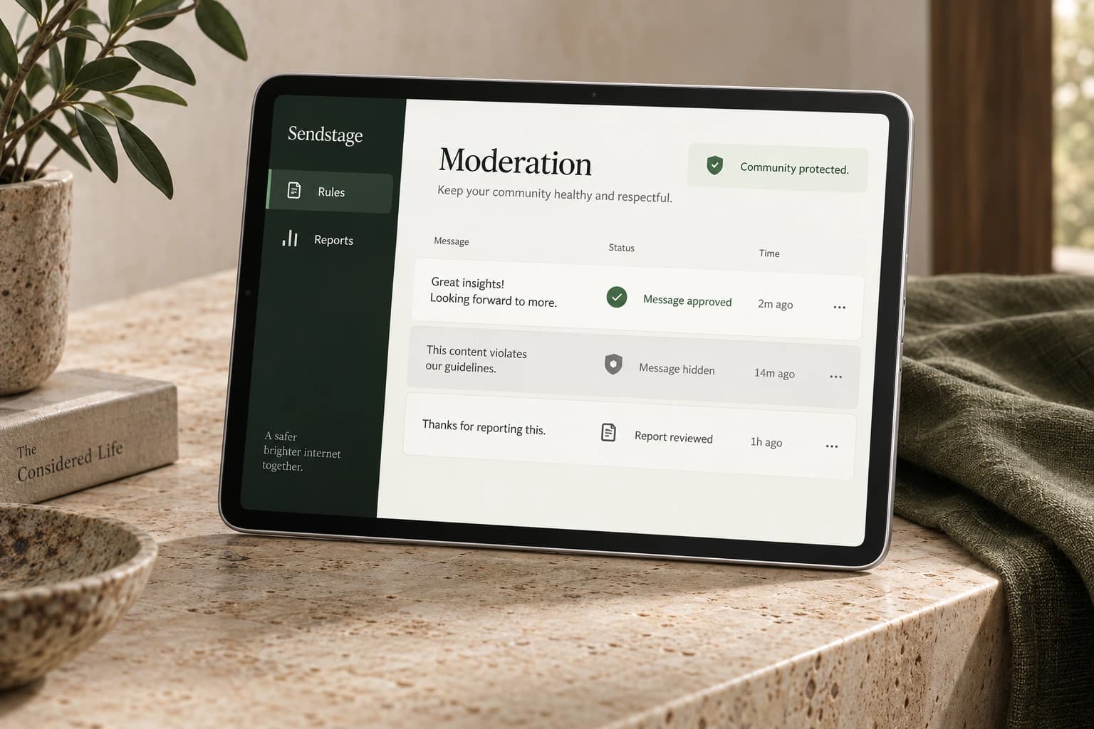 メッセージの確認と通報対応の画面が表示されたタブレット