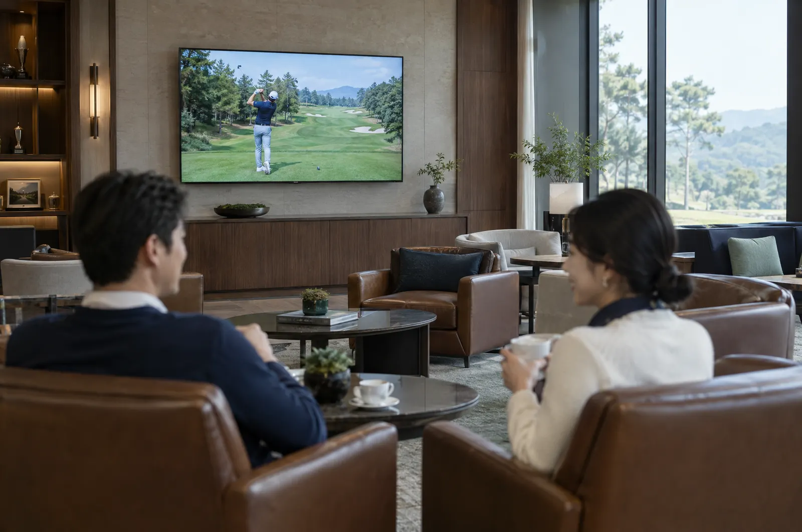 ラウンジのテレビでゴルフチャンネルが放送されている様子